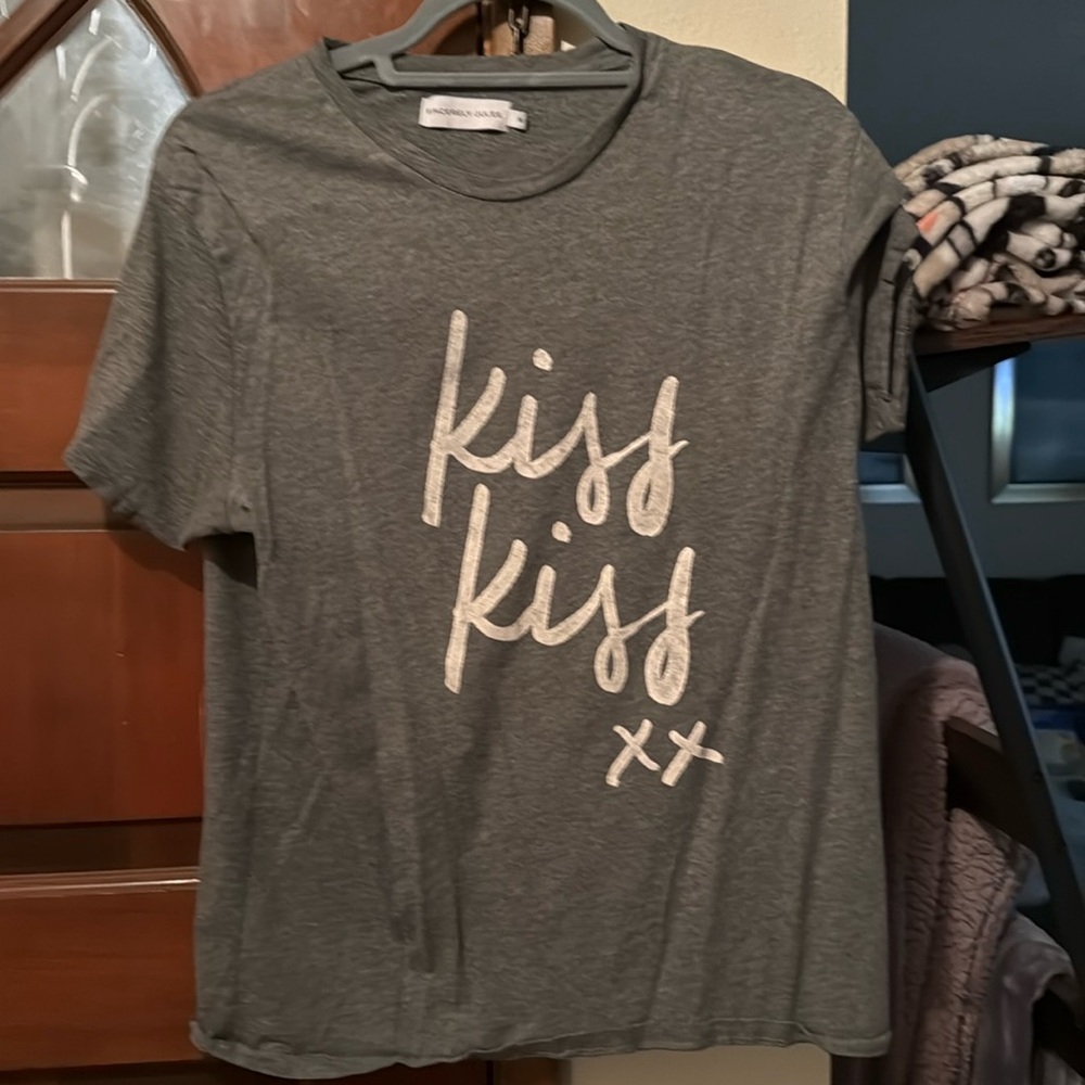 Kiss kiss graphic tee